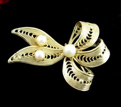 Pin 3 Genuine Pearls Vintage Brooch Goldtone Filigree Ribbon Bow 1 7/8&quot; - £15.12 GBP