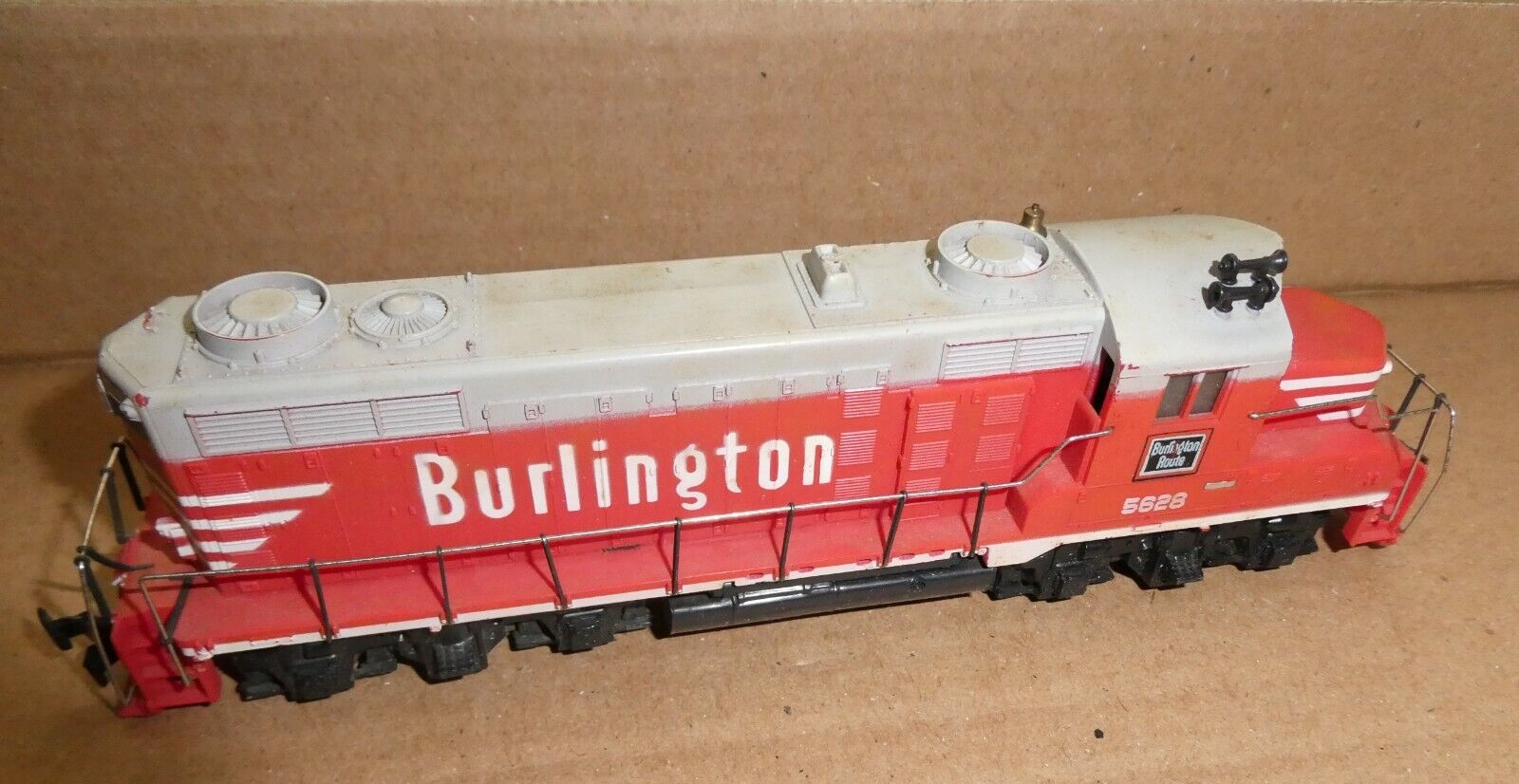Vintage HO Scale Tyco Mantua Burlington 5628 Diesel Locomotive TLC - $28.71