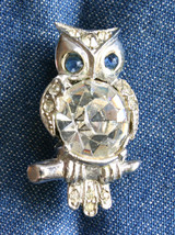 Elegant Blue &amp; Crystal Rhinestone Owl Silver-tone Brooch 1950s vintage 1 3/8&quot; - £12.05 GBP