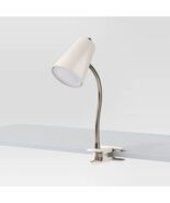 Room Essentials Clip Table Lamp White with LED Light Bulb Included - $284.50 MXN