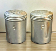Aluminum Screw Lids Retro Salt and Pepper Shaker Set Vintage - Surface Wear - £10.74 GBP