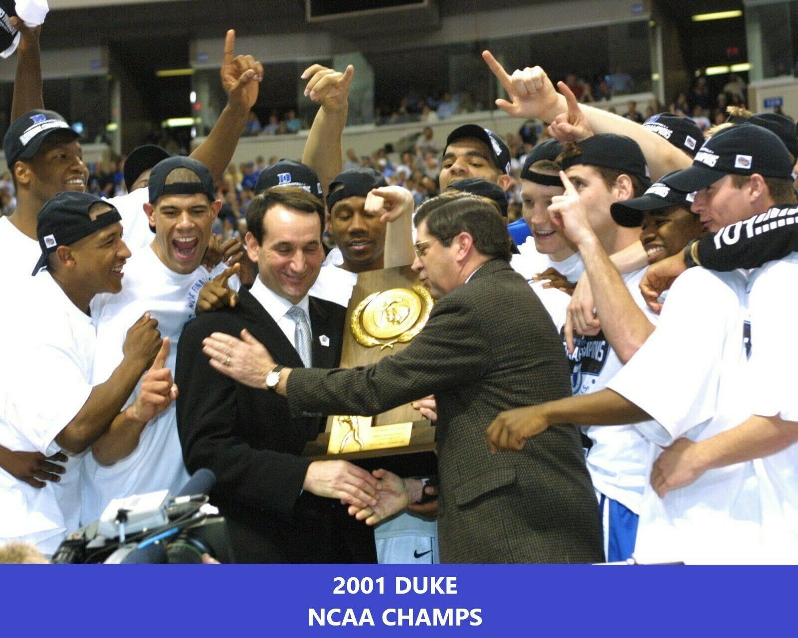 2001 DUKE BLUE DEVILS TEAM 8X10 PHOTO PICTURE NCAA BASKETBALL CELEBRATION - $4.94