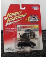 JOHNNY LIGHTNING 2002 WILLYS GASSERS 2 1933 WILLYS ART GUSTAFSON  - $94.80 MXN