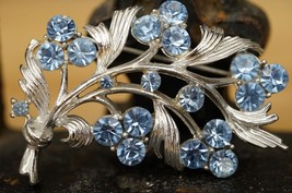 Vintage Signed Costume Jewelry LISNER Silver Blue Rhinestone Flower Brooch Pin - £22.66 GBP