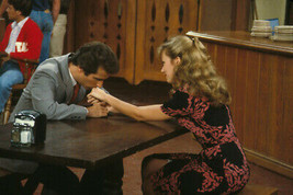 Happy Days Henry Winkler kisses hand of Linda Purl 11x14 photo - £13.58 GBP