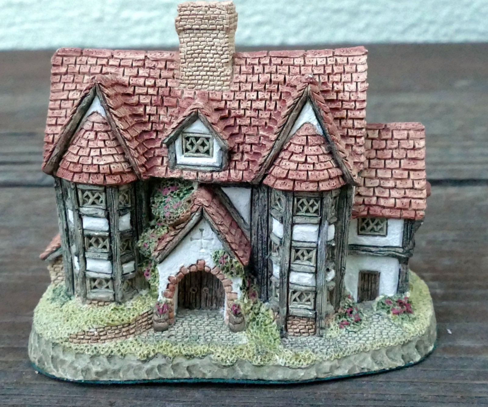 David Winter Cottages  Shirehall Hand Painted Figurine Made in England - $22.49