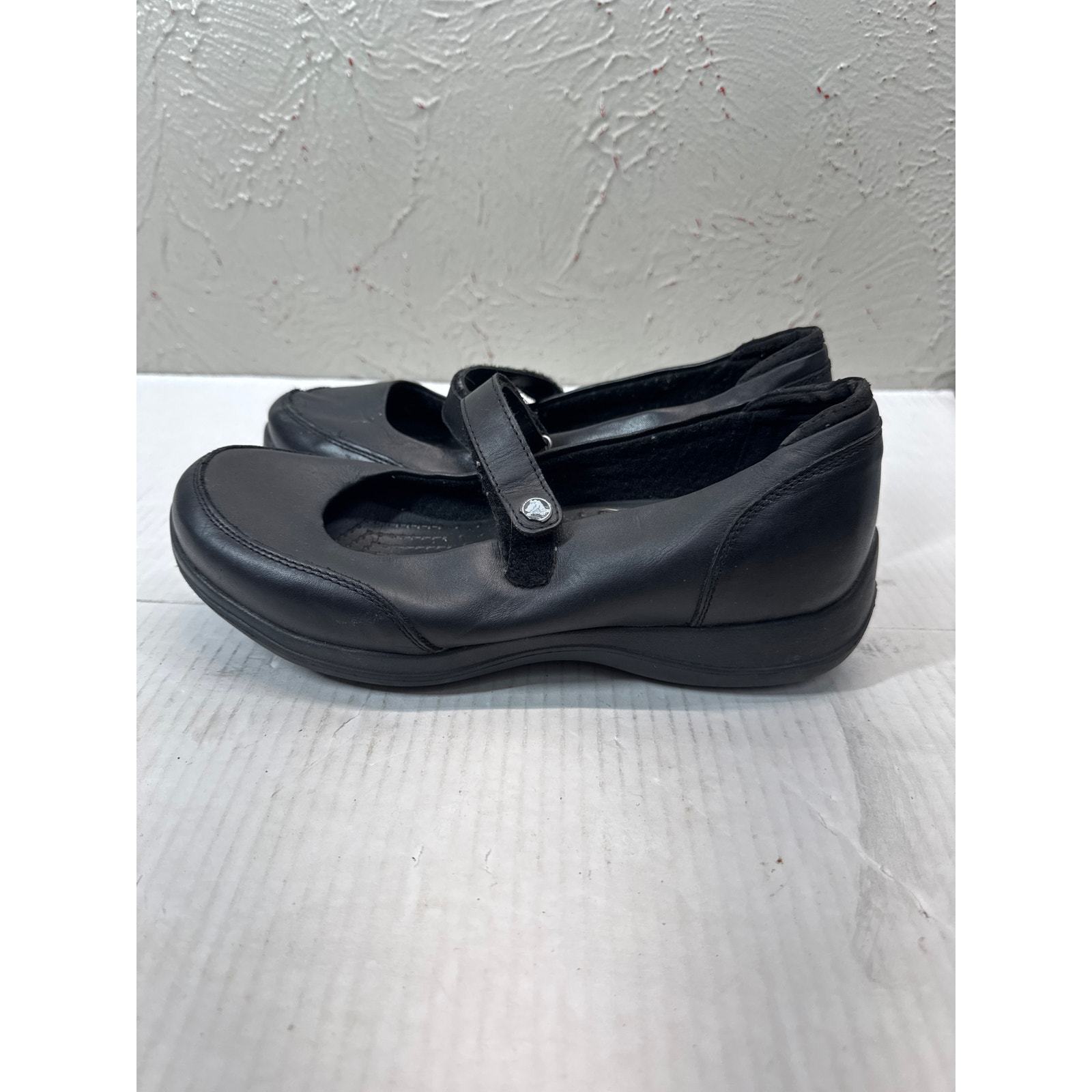 CROCS Saffron Black Leather Mary Jane Hook Loop Flat Round Toe Comfort Womens 11 Item image 2