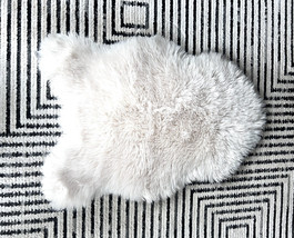 Pottery Barn Luxe Faux Fur Hide / Rug Ivory 24”x 35” Brand NEW with Tag - $1,088.37 MXN