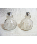 Vintage Ribbed Glass S&amp;P Shakers Chrome Lids 13-c - €21,22 EUR