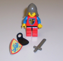 Used LEGO Knight Crusader Minifig Crossed Axes Lion Triangular Shield Sword Cape - £11.94 GBP