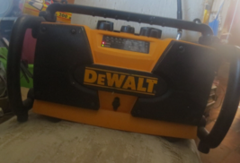 DeWalt DW911 Heavy-Duty Job Site AM/FM/AUX Radio & Battery Charger with Battery - £60.15 GBP