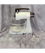 Vtg Sunbeam Mixmaster 12 Speed W/ 2 Fire King Bowls &amp; 2 Sets Beaters MCM - $2,316.23 MXN