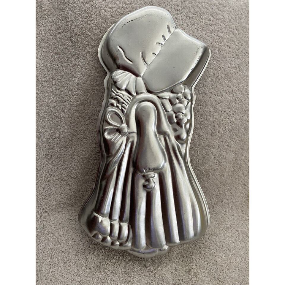 Vintage 1975 Wilton Holly Hobbie Cake Pan Mold Aluminum - $6.88