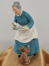 Royal Doulton Le Favourite Figurine HN2249 Vintage 1959 Woman Feeding Cat - $2,315.17 MXN