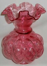 Fenton Glass VINTAGE BULBOUS LIGHT CRANBERRY VASE w/ Ruffled Top MADE IN... - $1,319.03 MXN