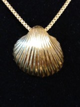 Lovely Crown Trifari Vintage Gold Tone Clam Shell Pendant Necklace - £30.63 GBP