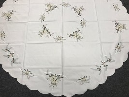 Christmas Embroidered 70&quot;&quot; Round Satin Fabric Embroidery Tablecloth 8 Napkins - £70.29 GBP