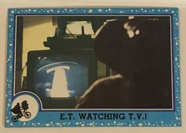 E.T. The Extra Terrestrial Trading Card 1982 #30 ET Watching TV - $1.97