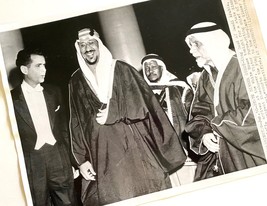 Vintage Press Photo &quot;King Saud Arrives at White House for State Dinner&quot;, 1957 - £26.29 GBP