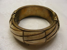 Vintage Cuff Hinge Bracelet Brass with Inlaid Cut Design 1&quot; Wide 15-N - $826.85 MXN