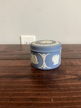 Vintage Wedgwood Jasperware Embossed Round Trinket Box Dish Lid Powder Jar - £18.36 GBP