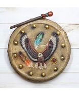 Indian Soaring Eagle and Feathers Warpath Drum And Stick Wall Plaque Fig... - €27,23 EUR