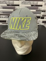 Nike Infant boys neon yellow and gray back snap hat Graphic Brim Rubber Logo - £7.38 GBP