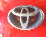 TOYOTA COROLLA FRONT GRILLE EMBLEM 75311-02040 93-98 Oem Factory  - $16.19