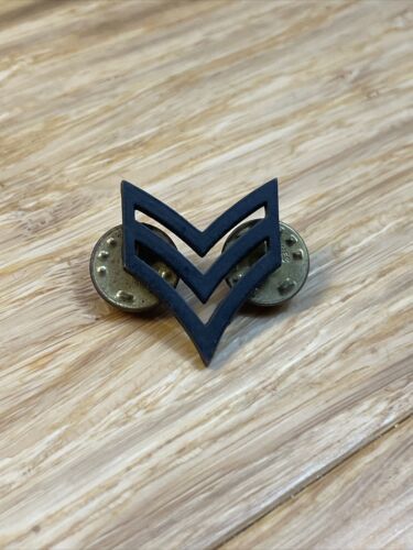 US Army Sergeant E-5 Black Hat Cap Badge Pin KG JD - $9.90