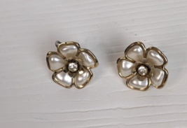 Vintage White Flower Earrings Gold Tone Enamel Petals Rhinestone - £15.57 GBP