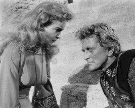 The Vikings determined looking Kirk Douglas with Janet Leigh 8x10 inch photo - £7.79 GBP