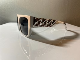 Women&#39;s fashion sunglasses with white &amp; silver frame and black lenses. - $184.10 MXN
