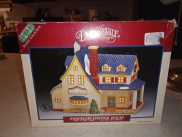 1995 LEMAX DICKENSVALE PORCELAIN LIGHTED HOUSE VICTORIA&#39;S MILLINERY IN B... - £30.06 GBP