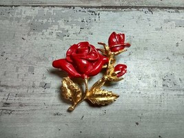 Vintage General Mfg Goldtone Painted Red Rose Brooch Pin Costume Jewelry - £7.01 GBP