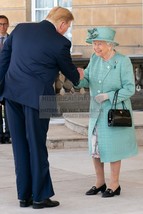 President Donald Trump And Queen Elizabeth Ii Shaking Hands 4X6 Photo - £6.94 GBP