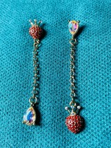 betsey johnson mismatched crystal apple crown dangle earrings - $21.37