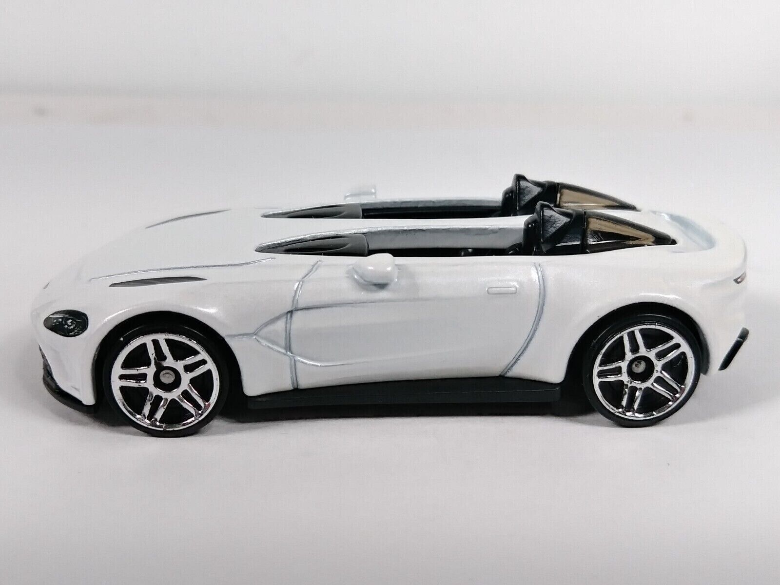 2022 Hot Wheels ASTON MARTIN V12 Speedster #183/250 Factory Fresh 9/10 W... - $9.47