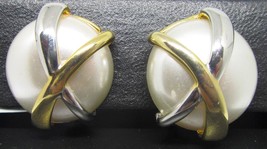 VINTAGE WHITE PEARL BUTTON ENCASED SILVER &amp; GOLD METAL CLIP EARRINGS - $75.09 MXN