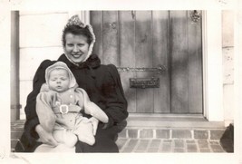 VINTAGE PHOTO 1940&#39;s B &amp; W 2 3/4&quot; x 2 1/2&quot; MOM &amp; BABY ON FROMT STOOP in ... - $0.99