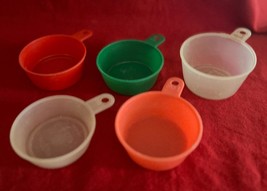 5 Vintage Hutzler Plastic Measure Cups 1/4 cup 3 1/3 cups 1/2 cup USA - $183.05 MXN