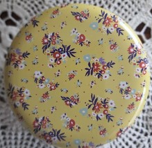 Pioneer Woman Candle ~ Floral Tin ~ Wild Jasmine &amp; Daisy Scented ~ 4.95 Oz. - €17,12 EUR