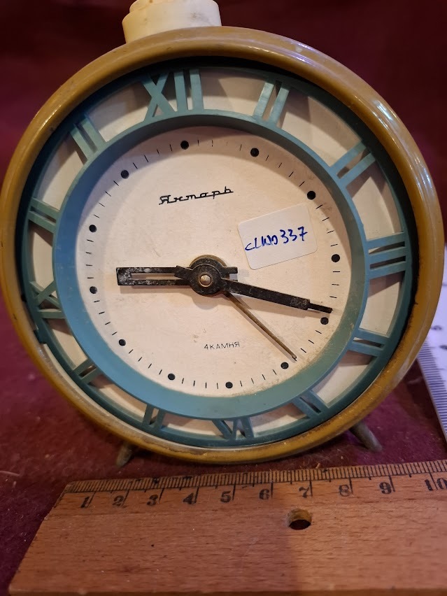 Vintage mechanical clock [CLK10337] - $49.00