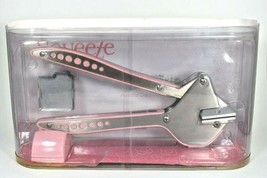 QuicKutz Squeeze (Pink) Personal Die-Cutting System w/Moxie Unicase Alphabet Set - £30.80 GBP