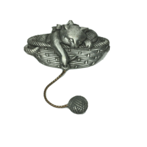 Vintage JJ Jonette Pin Jewelry Cat W Dangling Yarn Ball Silver Gray Tone Brooch - £17.58 GBP