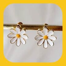 New Lovely Adorable Daisy  Stud Earrings - $5.00