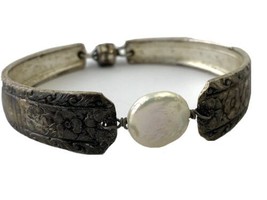 Antique Silvertone Bracelet w/ Mother-Of-Pearl Center Stone, Magnetic Closure XS - £9.86 GBP