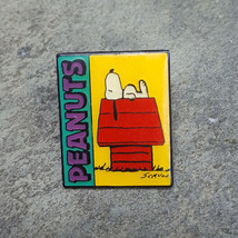SNOOPY on DOGHOUSE Peanuts Vintage Souvenir Charlie Brown Schultz Lapel ... - £9.40 GBP