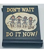 Vintage Metal Trivet / Wall Hanging MONKEYS Don&#39;t Wait Do It Now! - $354.49 MXN