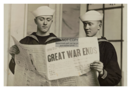 WW1 Soldiers Reading Newspaper &quot;Great War Ends&quot; World War 1 4X6 Photo - £6.25 GBP