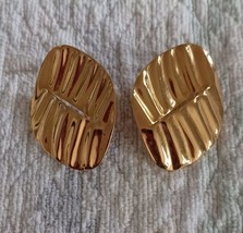 80&#39;s Avon Gold Tone 2&quot; Wavy Textured Designed Post Pierced Earrings  - £9.60 GBP